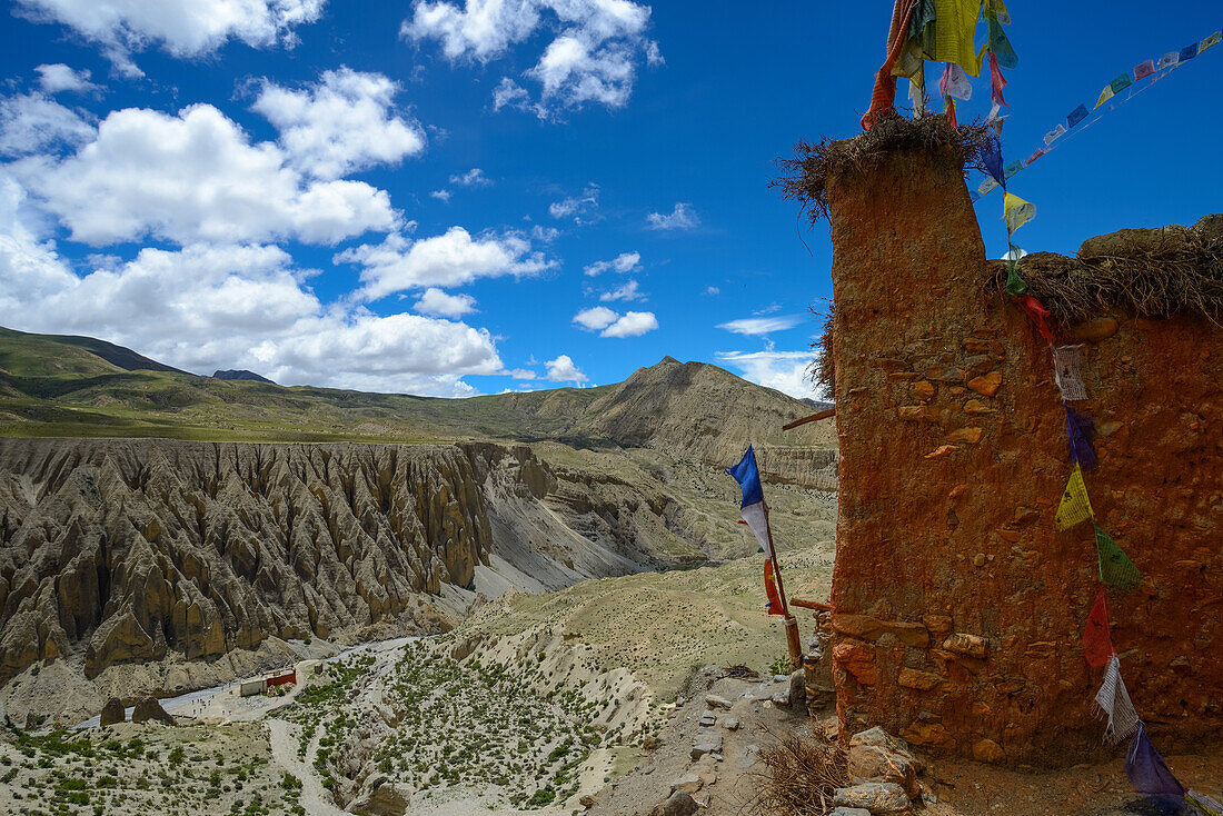 Luri Gompa, Luri Gumba, buddhistisches Felsenkloster mit Gebetsfahnen, naha Yara, Gara, Koenigreich Mustang, Nepal, Himalaya, Asien