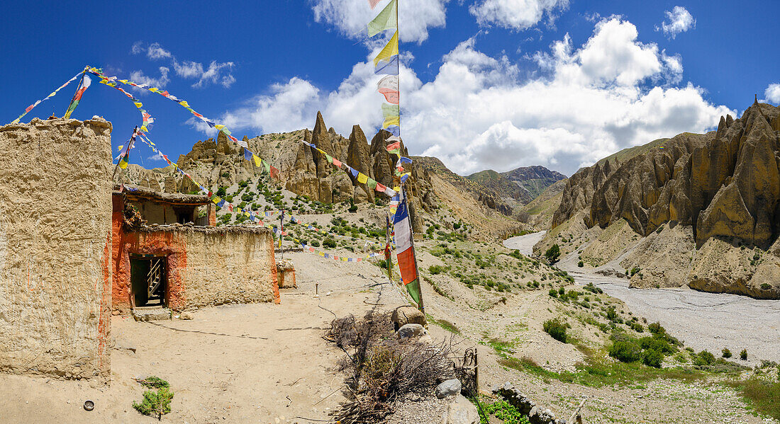 Luri Gompa, Luri Gumba, buddhistisches Felsenkloster mit Gebetsfahnen, naha Yara, Gara, K?nigreich Mustang, Nepal, Himalaya, Asien