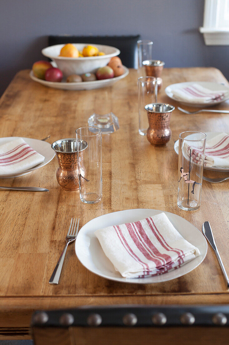 Napkins and place settings on table