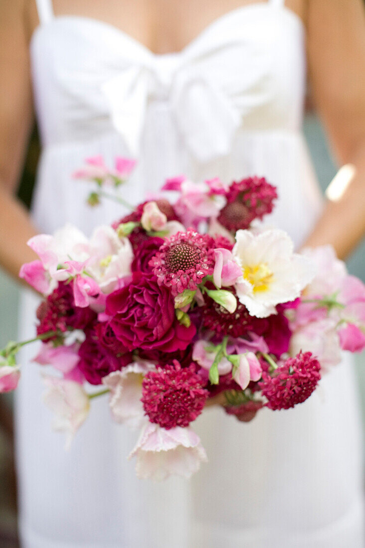 Nahaufnahme der Braut mit Blumenstrauß