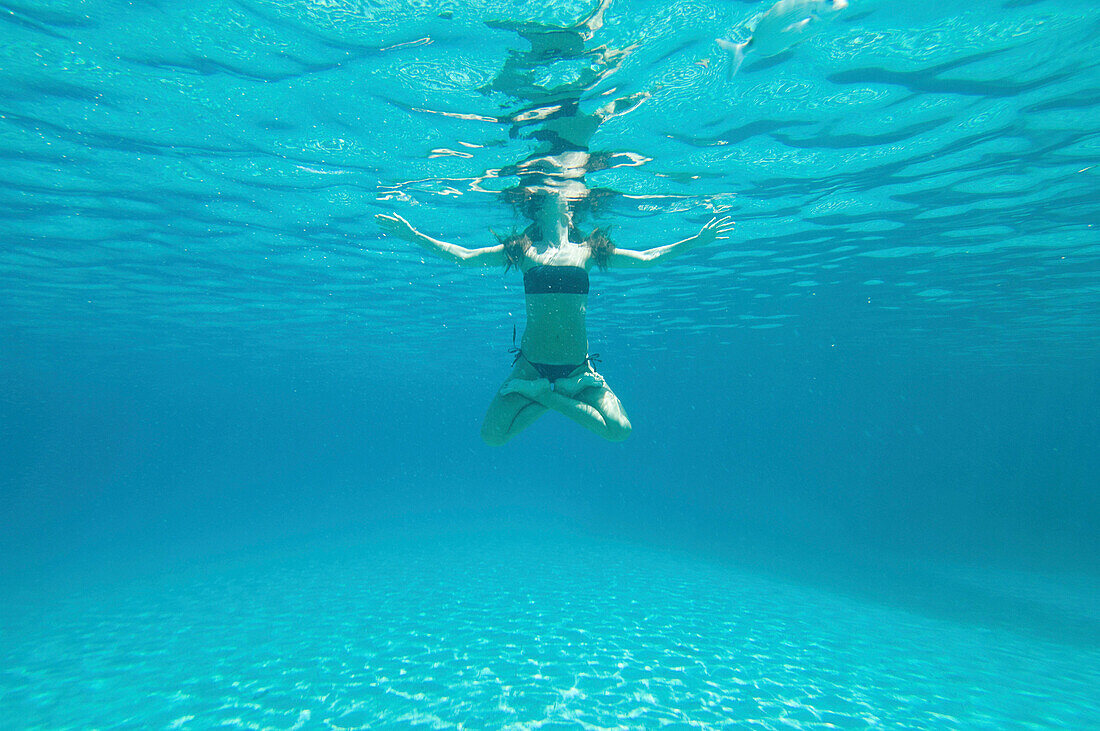 Unterwasseransicht einer Frau beim Schwimmen im Meer