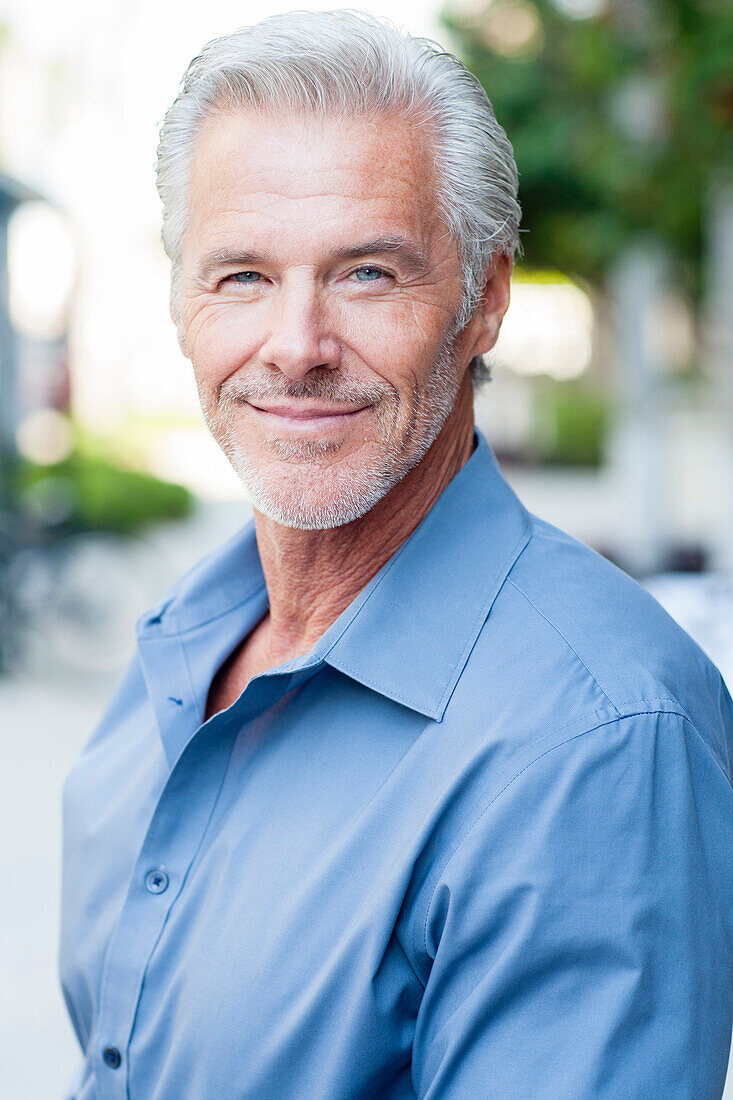 Caucasian businessman smiling outdoors