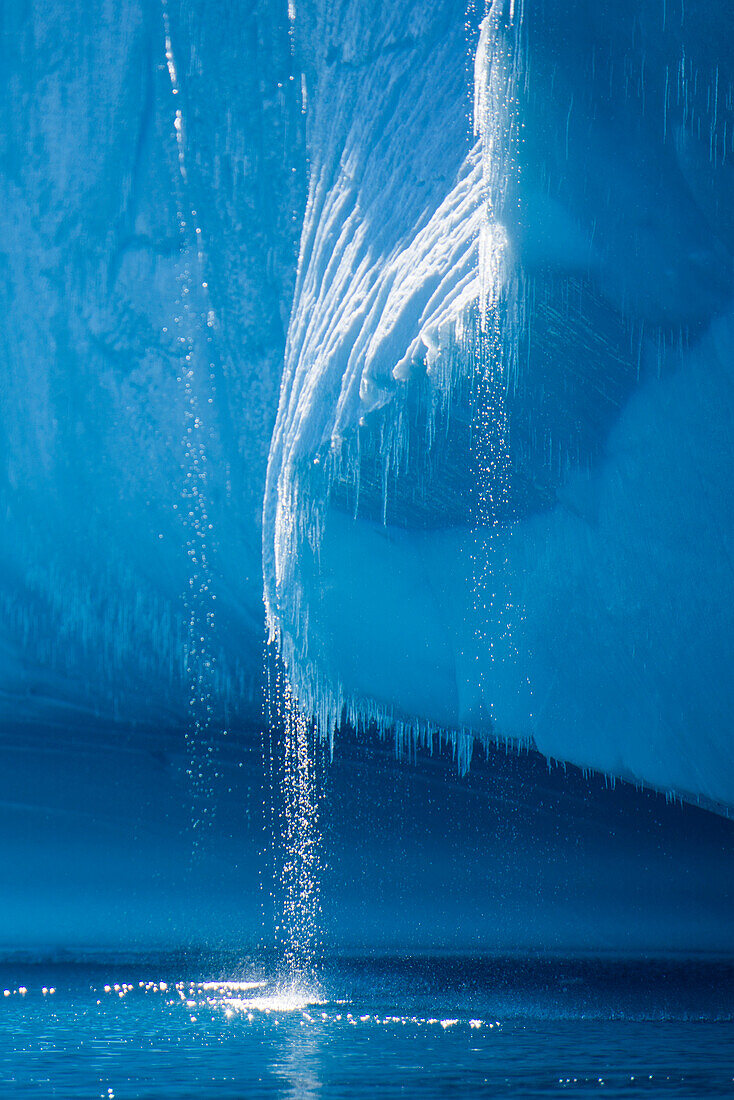 Schmelzwasser von einem riesigen Eisberg tropft ins Meer, Weddellmeer, Antarktische Halbinsel, Antarktis