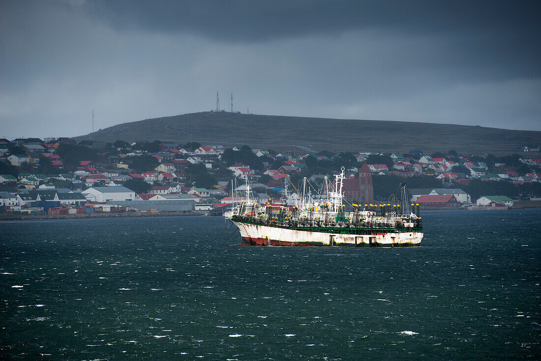 Koreanisches Fischerboot im Stanley Harbor, Stanley, Falklandinseln, Britisches ueberseegebiet, Suedamerika