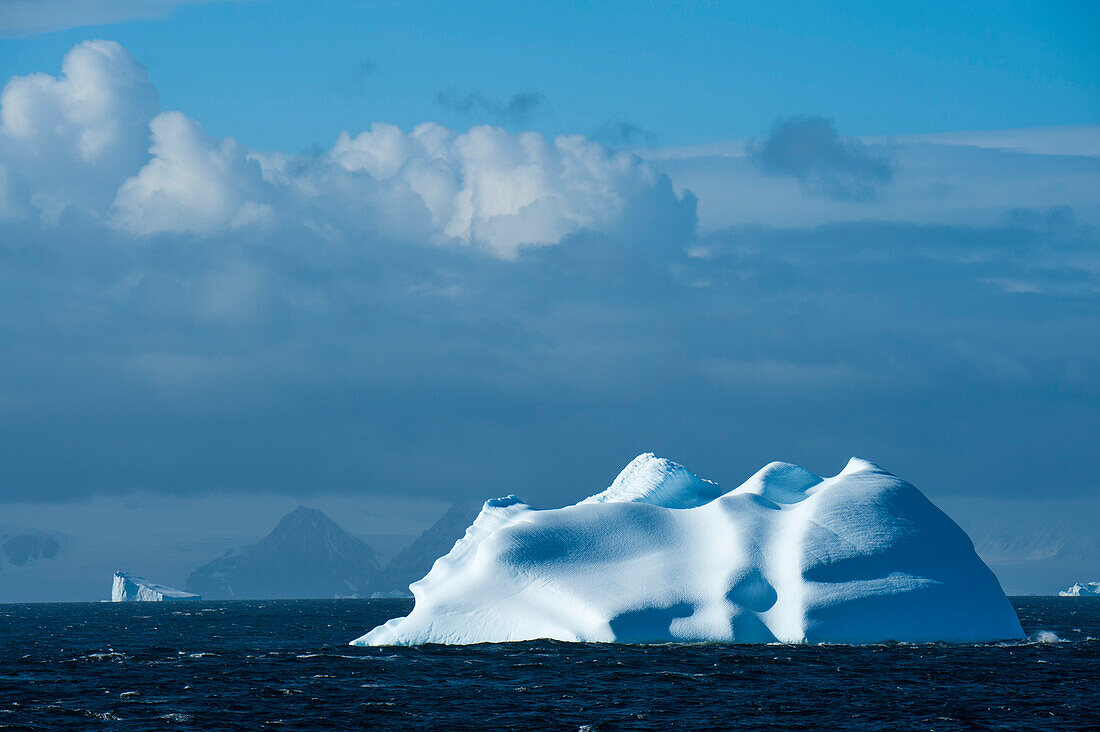 Majestaetischer Eisberg suedlich vom Polarkreis, Westkueste, Antarktische Halbinsel, Antarktis