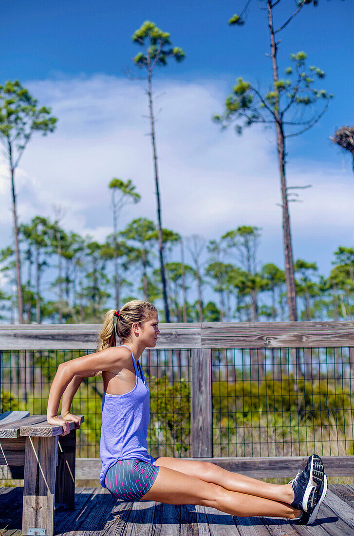 Eine junge Frau trainiert an einem Strand in Florida.