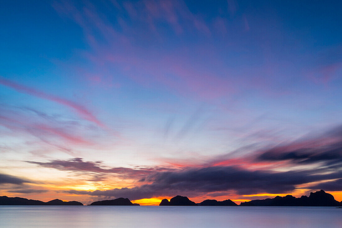 Colorful sunset over Bacuit Bay, El Nido, Palawan, Philippines