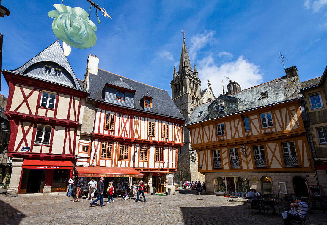 Kathedrale und Fachwerkhäuser in der Altstadt, Vannes, Département Morbihan, Bretagne, Frankreich, Europa