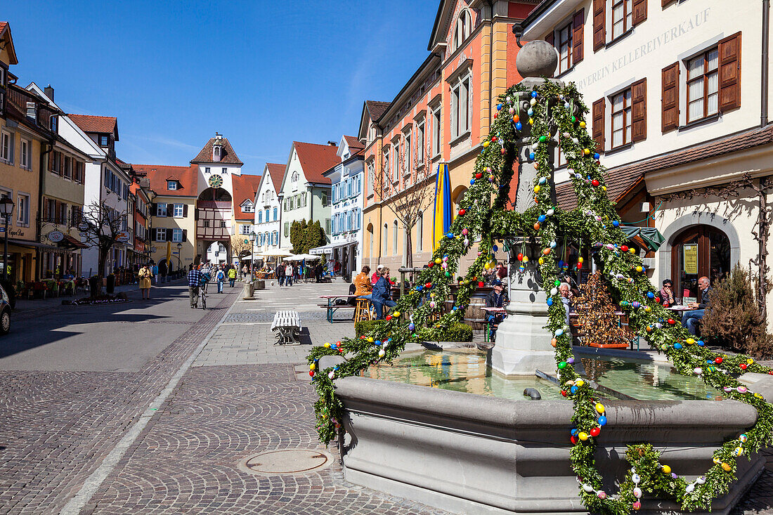 Brunnen, Osterbrunnen in der Unterstadt, Meersburg am Bodensee, Baden-Württemberg, Deutschland