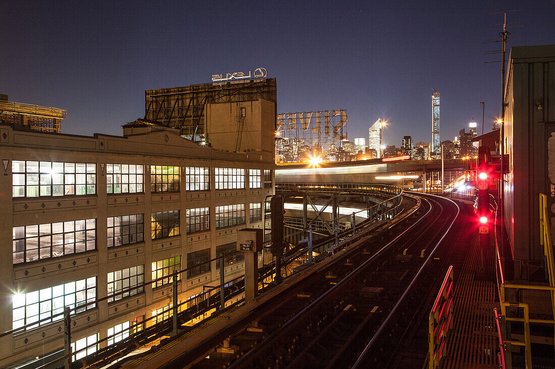 Brooklyn, subway line Nr. 7, view to Manhattan, New York, USA