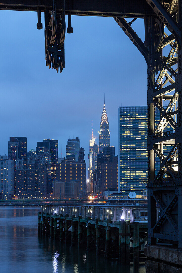 Hunters Point, East River, view to Midtown, Manhattan, New York, USA