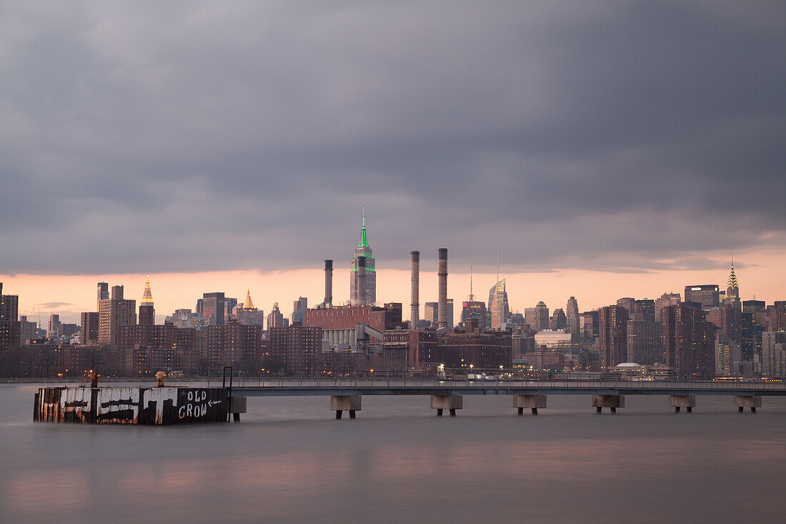 East River, Midtown, Empire State Building, Manhattan, New York, USA