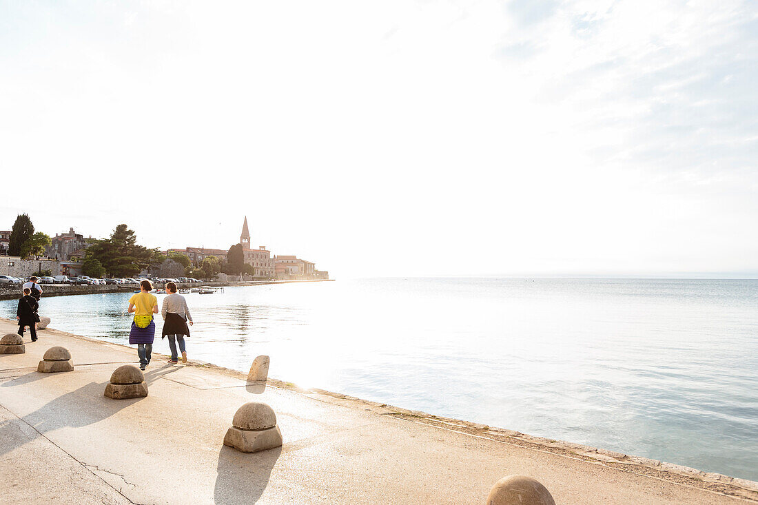 Menschen an der Uferpromenade von Porec, Istrien, Kroatien