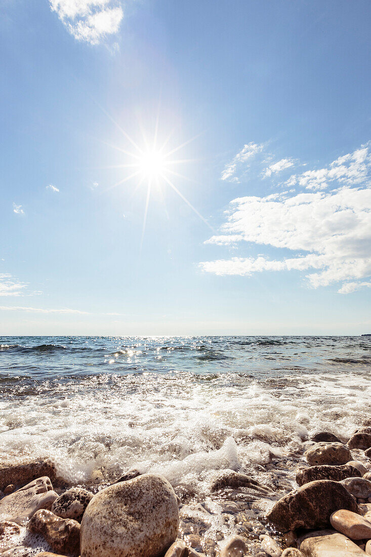 Sonne über der Mittelmeerküste, Peroj, Istrien, Kroatien