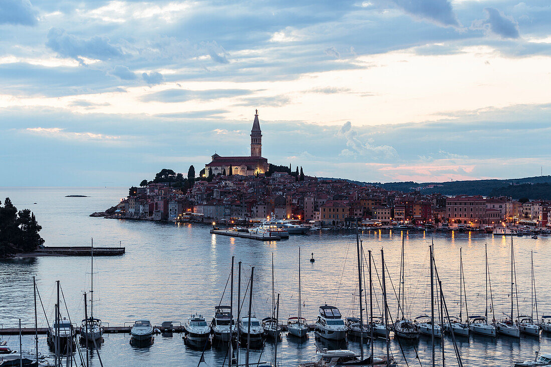 Hafen und Altstadthügel von Rovinj bei Abenddämmerung, Rovinj, Istrien, Kroatien