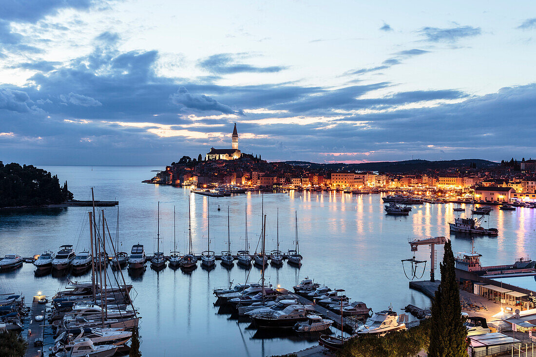 Hafen bei Abenddämmerung, Rovinj, Istrien, Kroatien