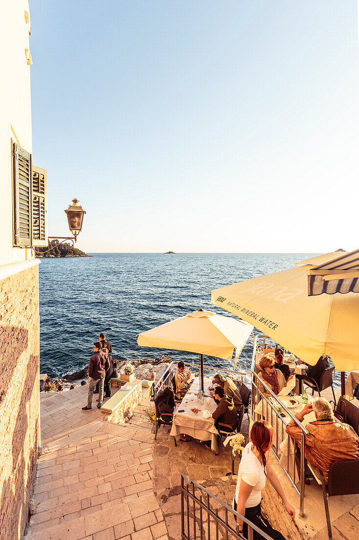 Restaurant an der Adriaküste, Rovinj, Istrien, Kroatien