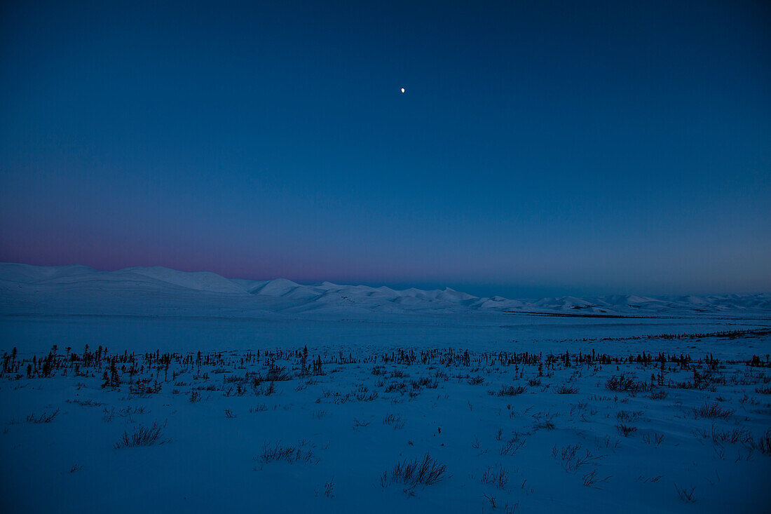 Richardson Mountains mit Mond in der Abenddämmerung, am Dempster Highway, Yukon, Yukon-Territorium, Kanada