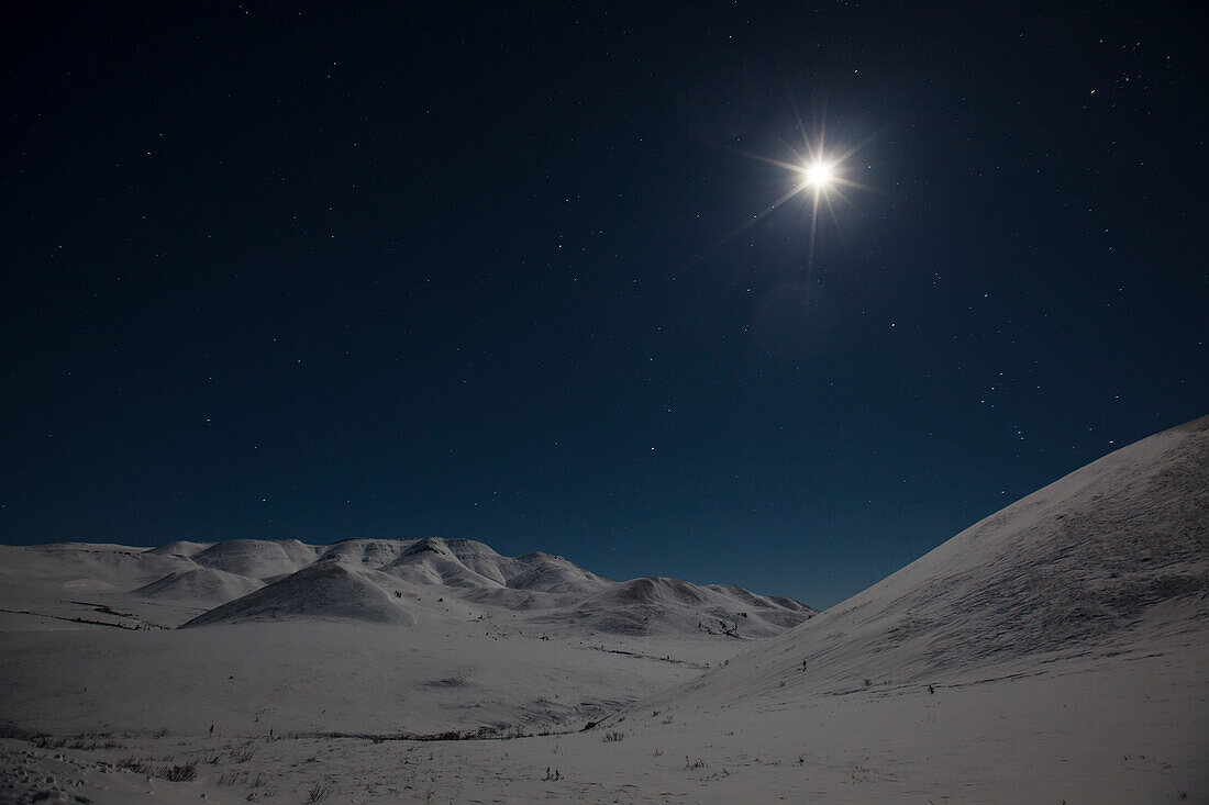 Sternenhimmel mit Mond in den Richardson Mountains, am Dempster Highway, Yukon, Yukon-Territorium, Kanada