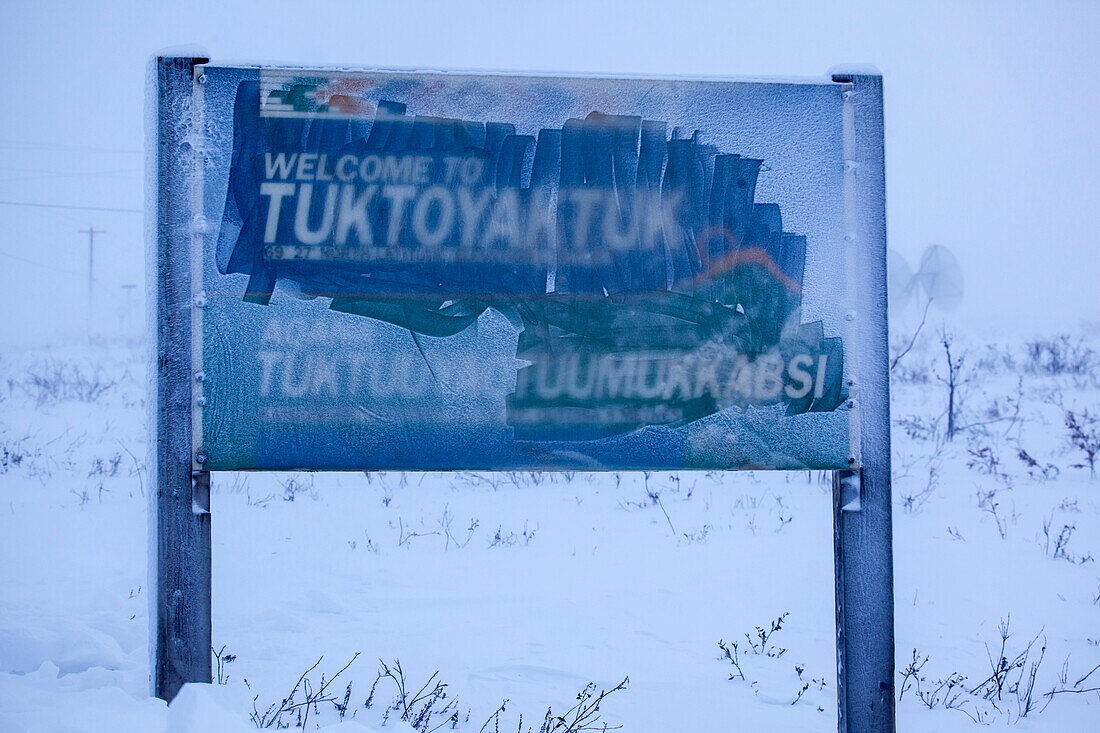 Ortsschild von Tuktoyaktuk im Winter, Inuvik region, Northwest Territories, Kanada