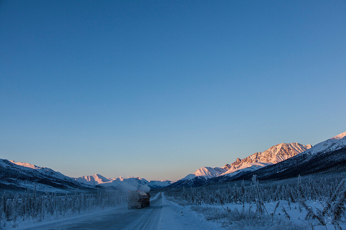Lastwagen am Dalton Highway im Winter in der Brookskette, Yukon-Koyukuk Census Area, Alaska, USA