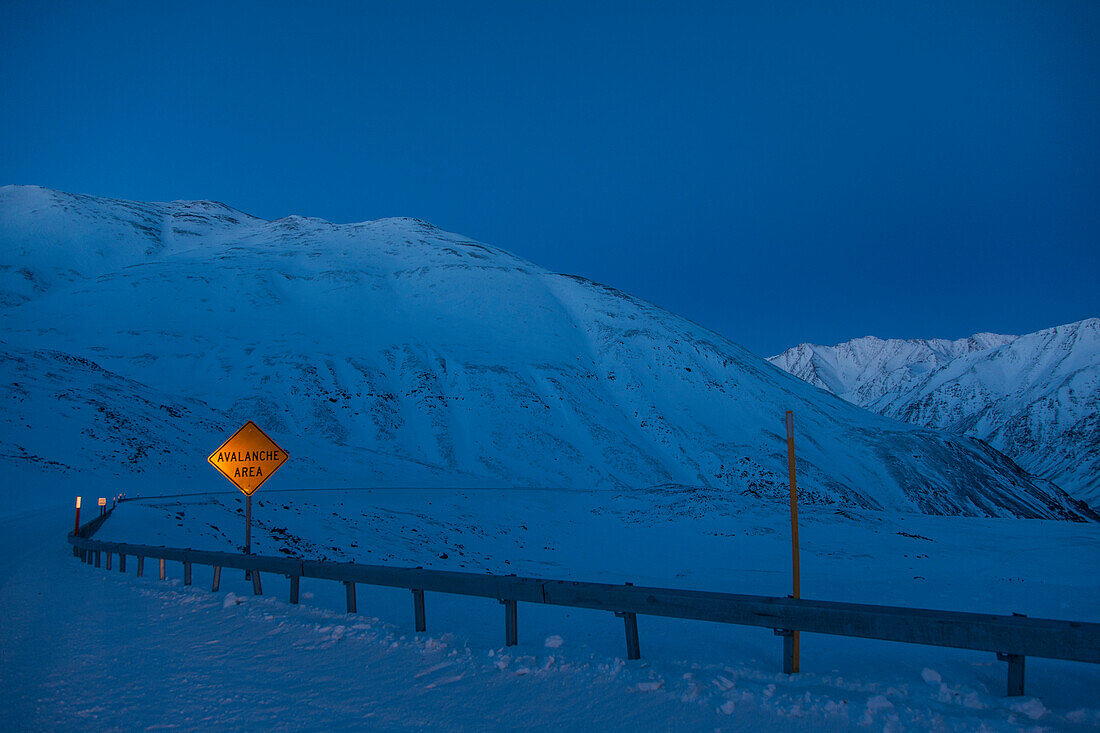 Straßenschild Lawinengebiet am Dalton Highway, North Slope Borough, Alaska, USA