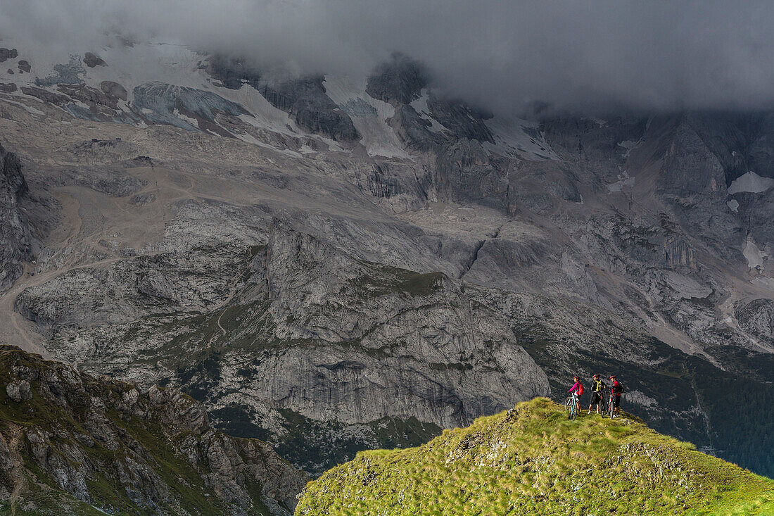 Mountainbiker vor der Kulisse des Marmoladagletschers, Trentino-Südtirol, Italien
