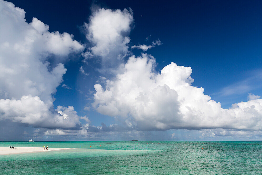 Spazieren am Strand, Meeru Island Resort, Meerufenfushi, Nord-Male-Atoll, Malediven