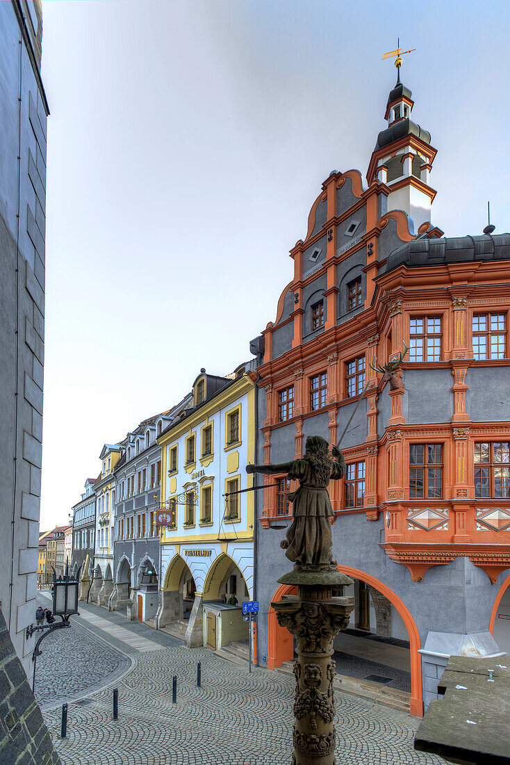 Justitia an der Rathaustreppe am Untermarkt in Görlitz mit Blick auf das Schönhof. Europastadt Görlitz, Freistaat Sachsen, Deutschland