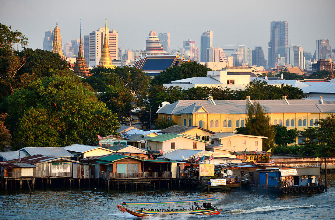 am Fluß Nam Chao Phraya, Blick über Wat Pra Kheo zum Sathorn-Viertel, Bangkok, Thailand