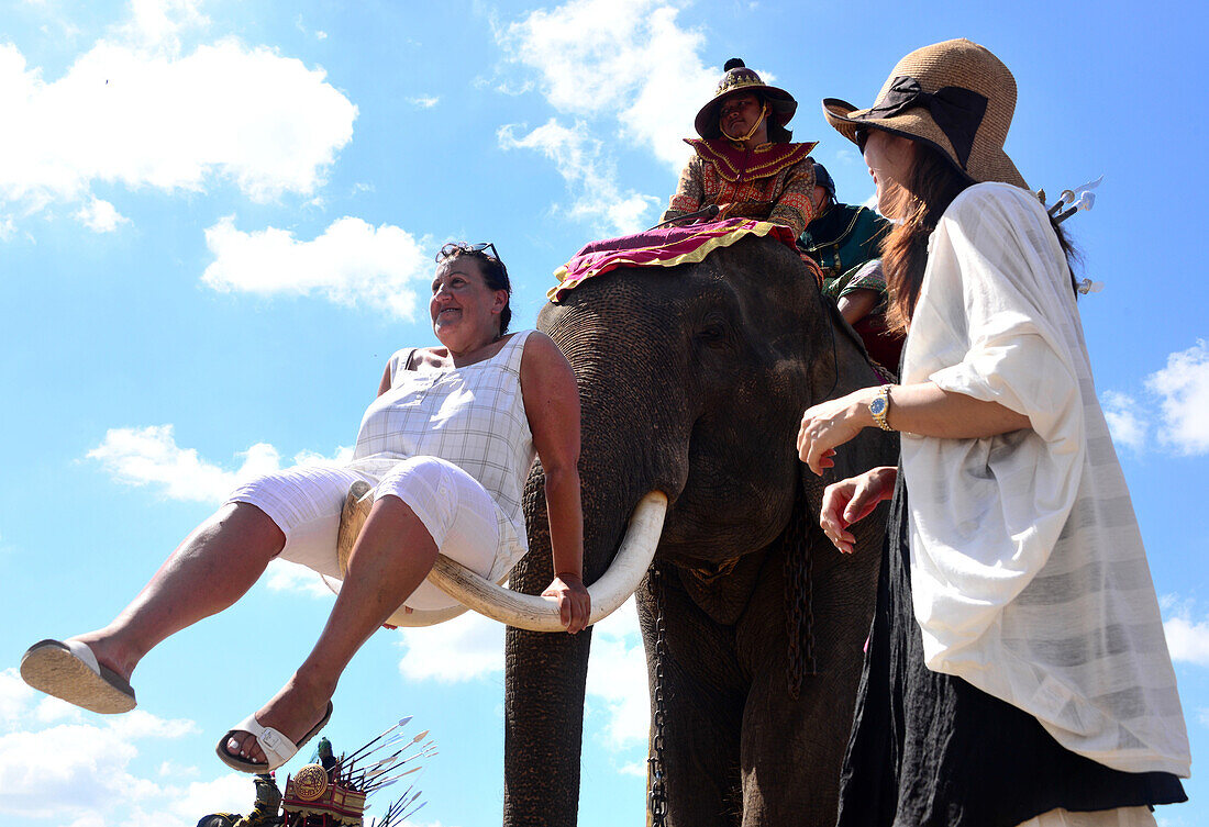 Touristen auf dem Elefanten Round Up- Fest in Surin, Isan, Ost-Thailand, Thailand