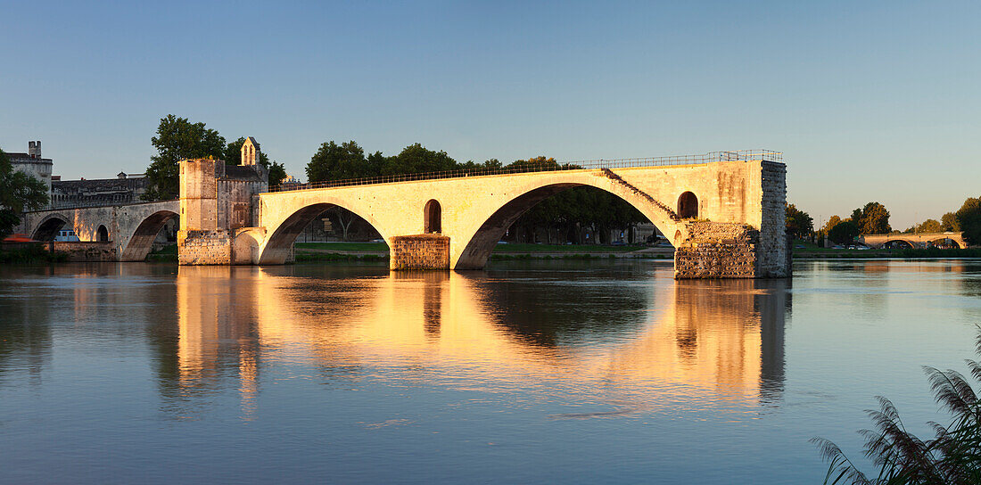 Bridge St. Benezet over Rhone River at sunset, UNESCO World Heritage Site, Avignon, Vaucluse, Provence, Provence-Alpes-Cote d'Azur, France, Europe