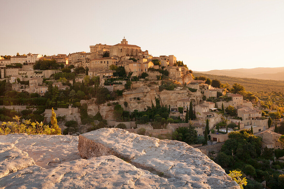 Hilltop village of Gordes with castle and church at sunrise, Provence, Provence-Alpes-Cote d'Azur, Southern France, France, Europe