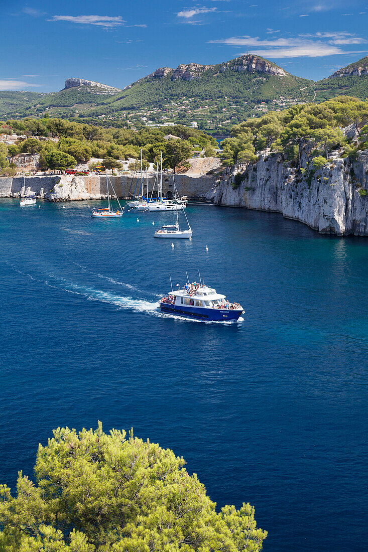 Excursion boat, Les Calanques de Port-Miou, National Park Calanque de Port-Pin, Cassis, Provence, Provence-Alpes-Cote d'Azur, Southern France, France, Mediterranean, Europe