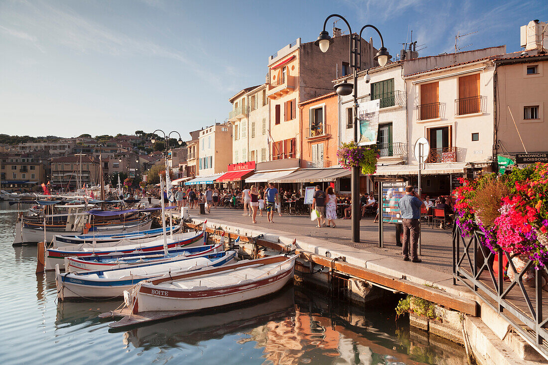 Fishing boats at the harbour, restautants and street cafes on the promenade, Cassis, Provence, Provence-Alpes-Cote d'Azur, Southern France, France, Mediterranean, Europe