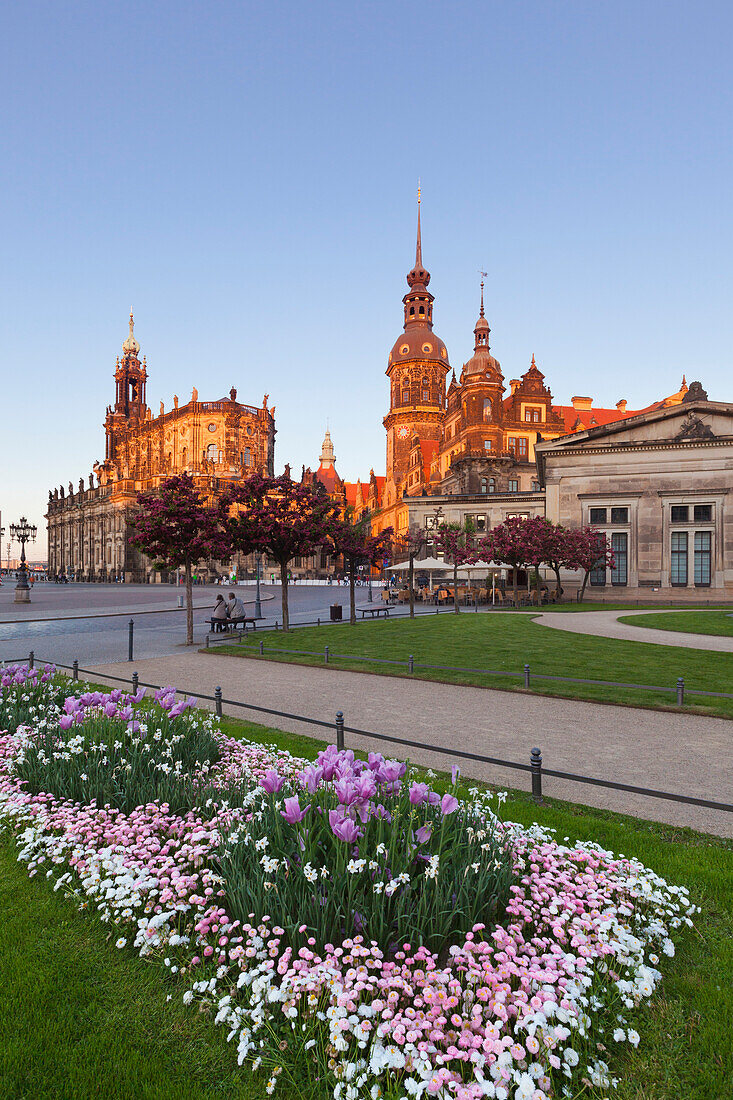 Blick vom Theaterplatz auf Hofkirche und Residenzschloss, Dresden, Sachsen, Deutschland