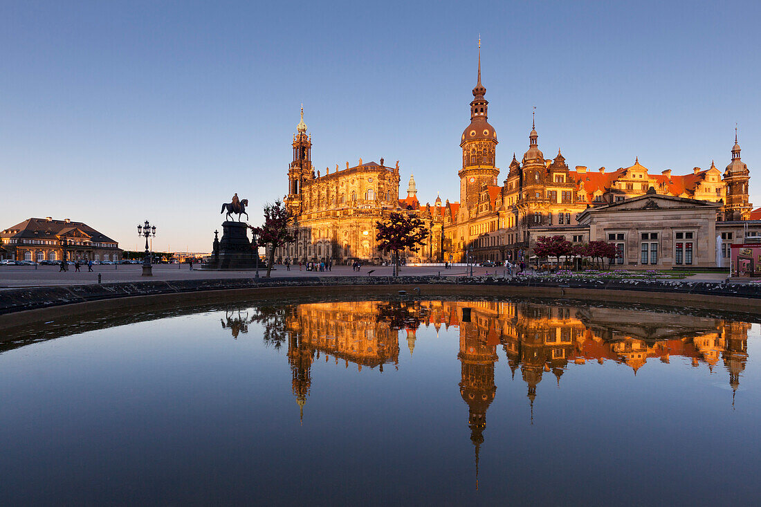 Blick vom Theaterplatz mit dem Reiterstandbild König Johann von Sachsen auf Hofkirche und Residenzschloss, Dresden, Sachsen, Deutschland