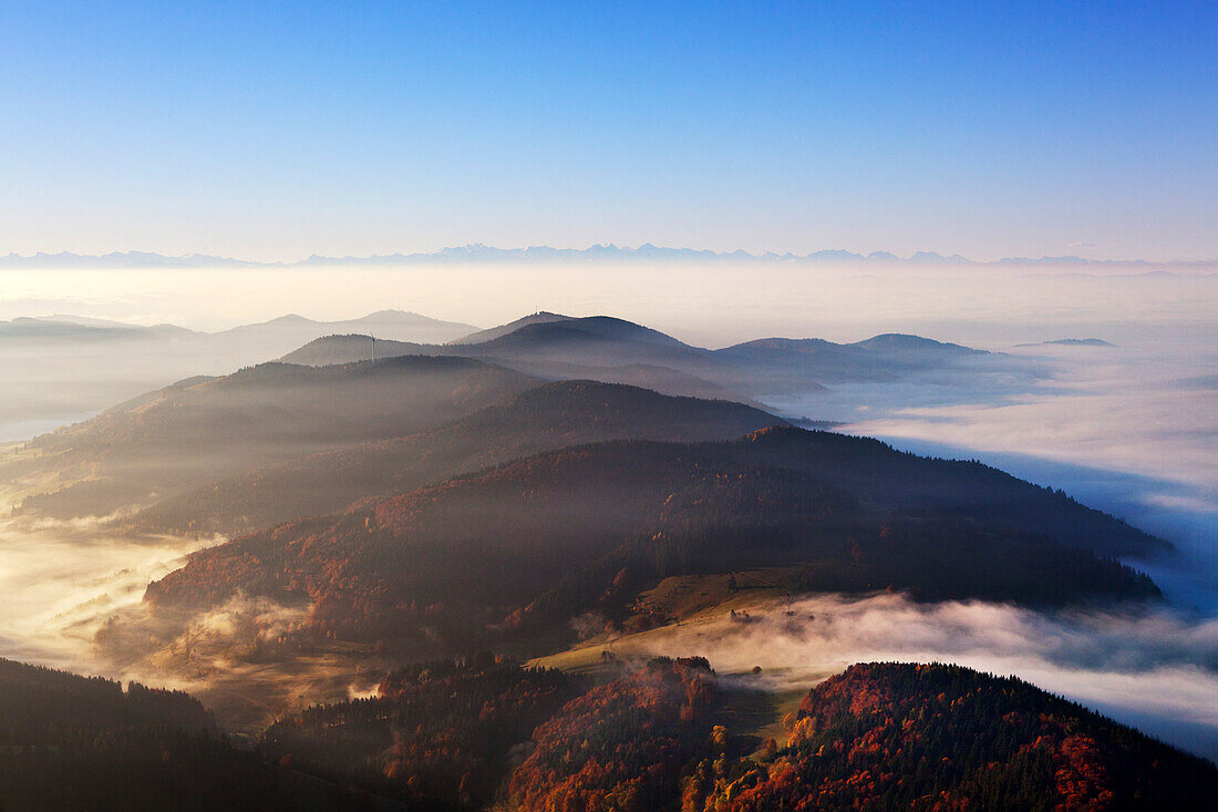 Blick vom Belchen ueber den Nebel bis zu den Alpen, Suedlicher Schwarzwald, Baden-Wuerttemberg, Deutschland