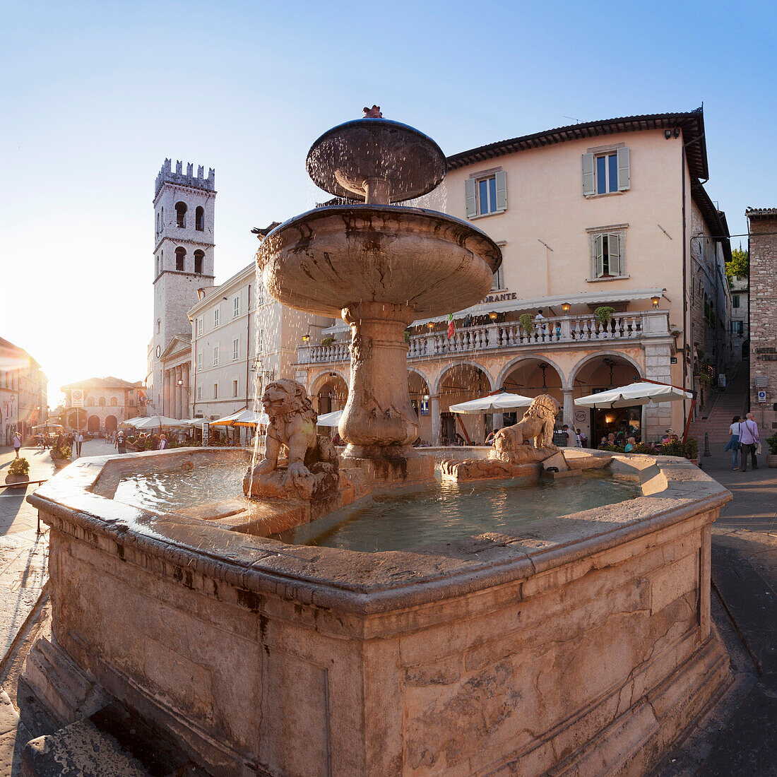 Fountain with Santa Maria sopra Minerva Church, Piazza del Comune Square, Assisi, Perugia District, Umbria, Italy, Europe