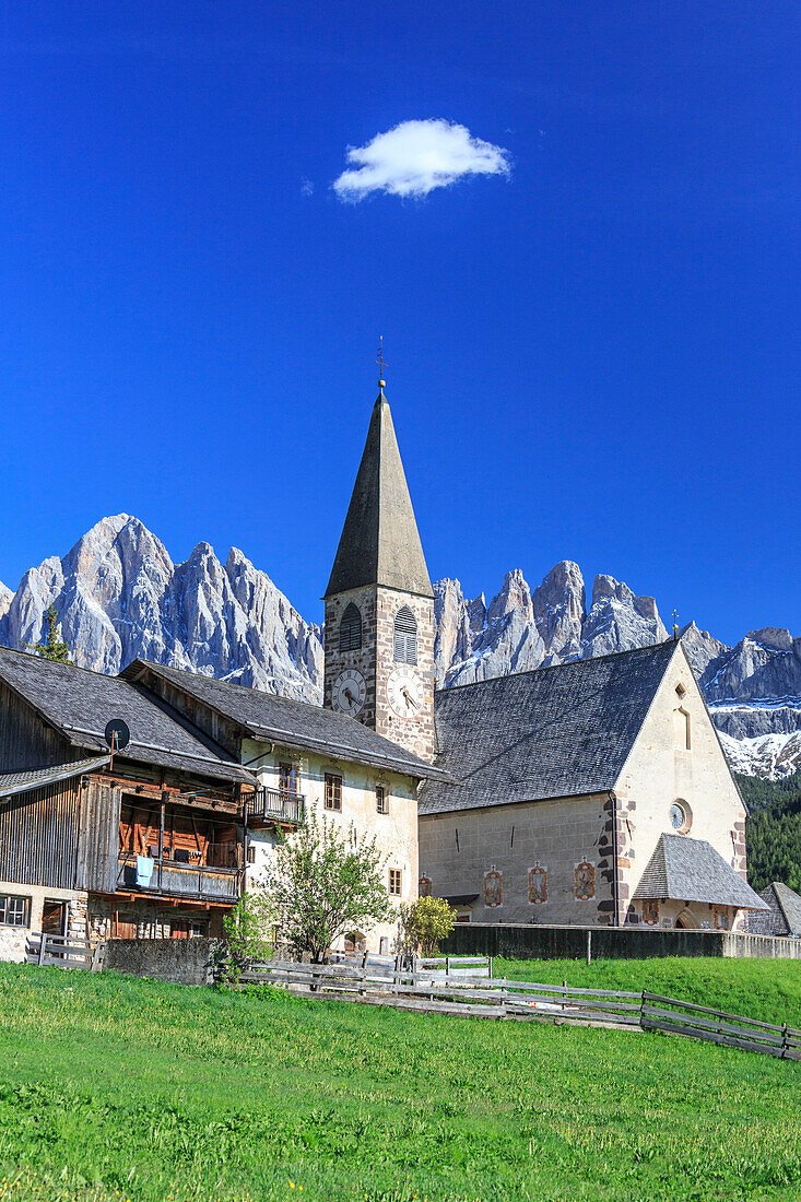 The Church of Ranui and the Odle group in the background, St. Magdalena, Funes Valley, Dolomites, South Tyrol, Italy, Europe