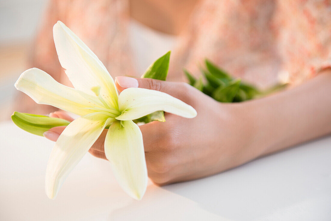 Hispanische Frau mit Blumen