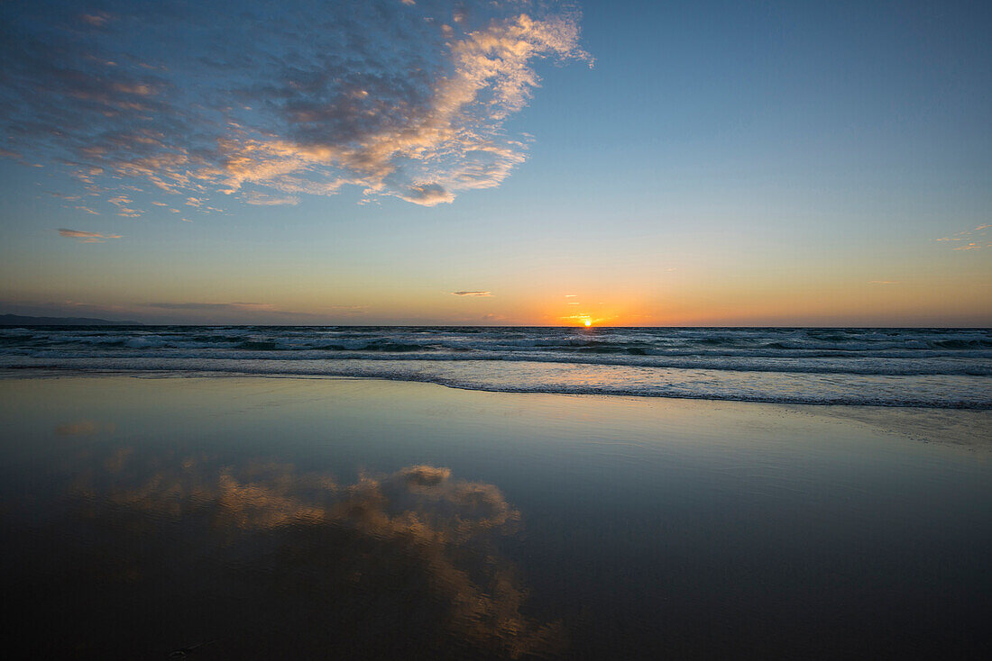 Spiegelung der Wolken, Playa de Sotavento, zwischen Jandia und Costa Calma, Fuerteventura, Kanarische Inseln, Spanien