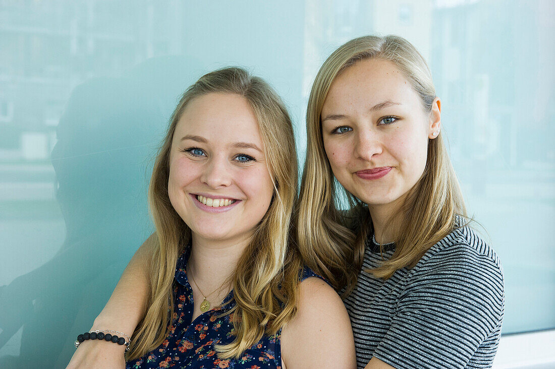 lächelnde junge Frauen, Schwestern, Deutschland