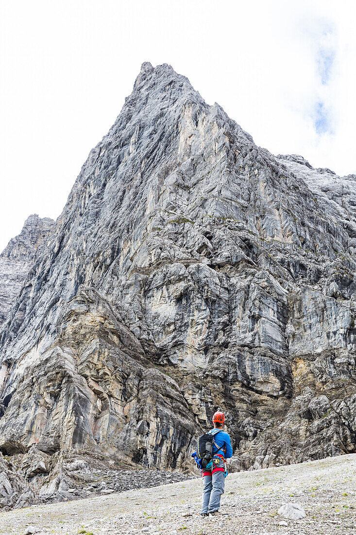 Climber in front of the Herzogkante on the Laliderer Northface, Lalidererspitze, Hinterriss, Ahornboden, Karwendel, Bavaria, Germany