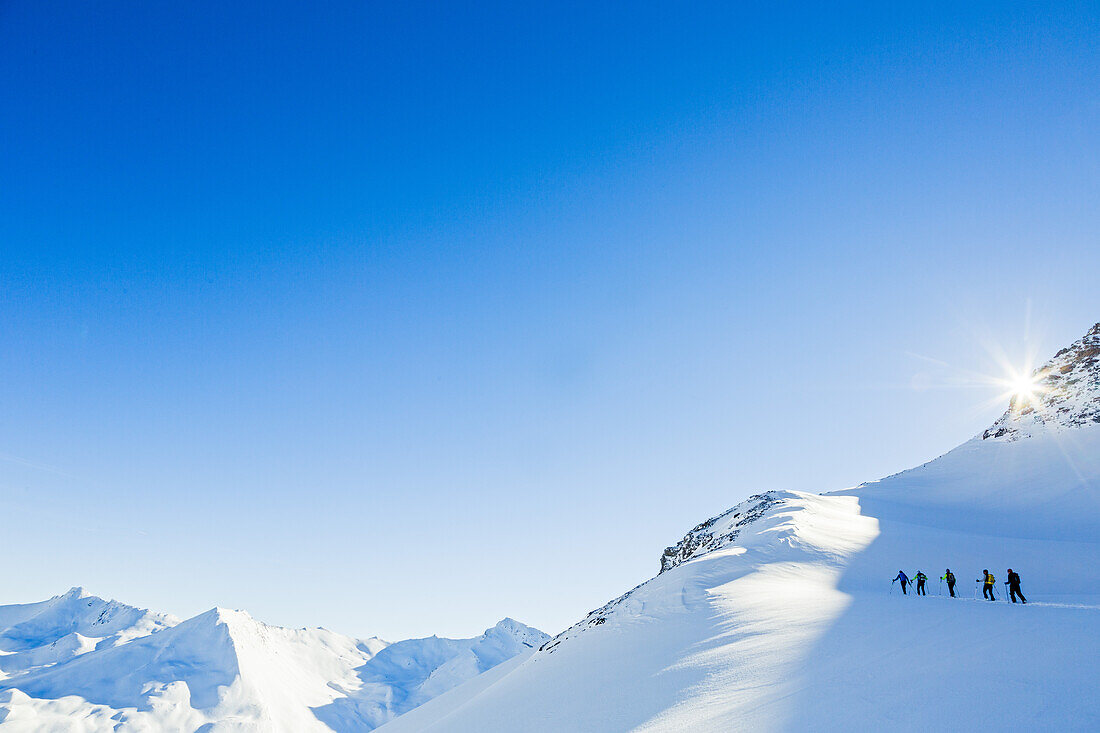 Bergführer mit Gruppe auf Skitour, Lawinenbeurteilung auf Skitour, Risikomanagement in der Gruppe, Heidelberger Scharte, Silvretta Gebiet, Tirol, Österreich