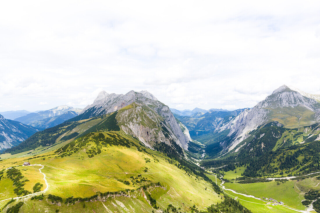 Falkenhütte und Laliderertal von den Lalidererwänden, Lalidererspitze, Steinfalk, Risserfalk, Lapidarer Falk, Gasjoch, Hinterriss, Ahornboden, Karwendel, Bayern, Deutschland