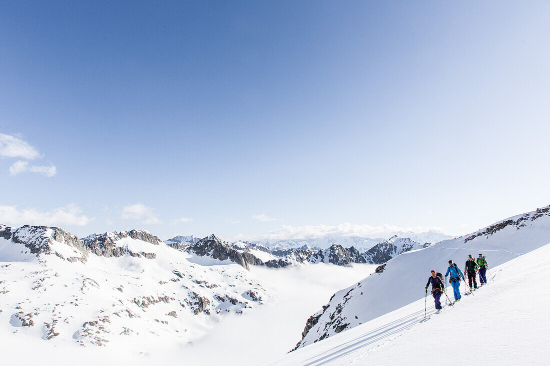 Gruppe auf Skitour, Lawinenbeurteilung auf Skitour, Risikomanagement in der Gruppe, Heji Zwächte, Obergoms, Berner Oberland, Schweiz