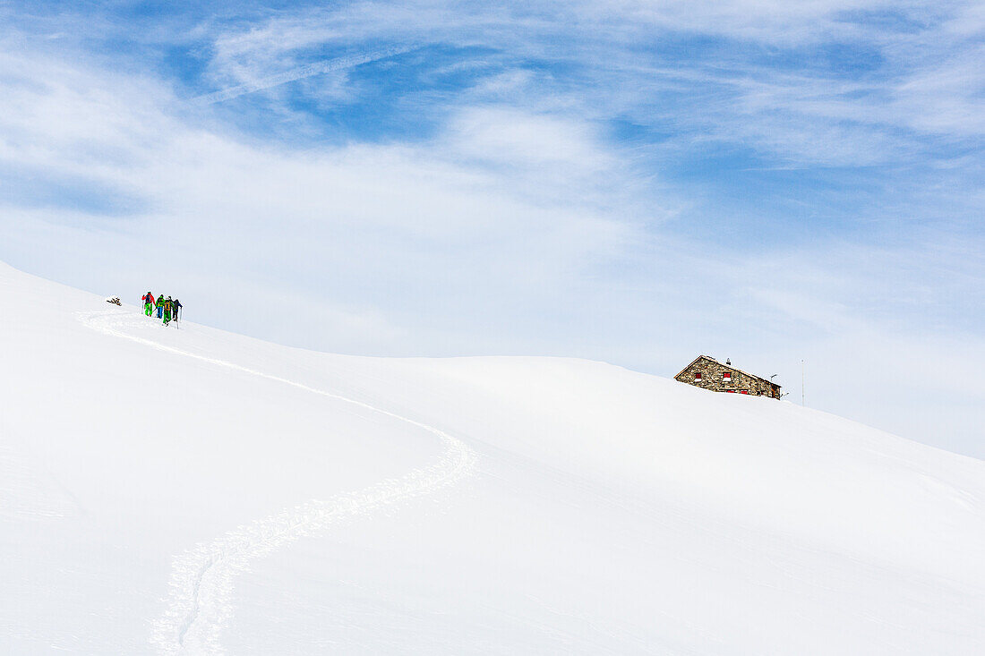 Skitourengeher gehen zur Hütte, Fuorcla da Cavadiras, Cavadiras Hütte, Disentis, Graubünden, Schweiz