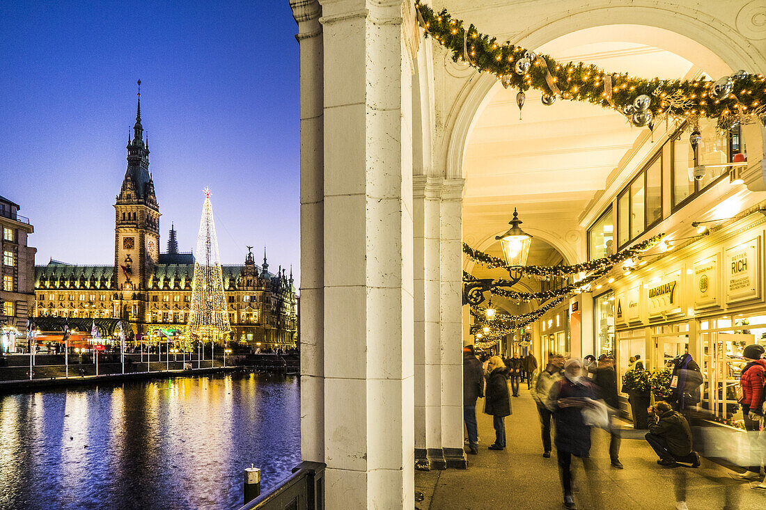 Weihnachtsmarkt am Rathaus in Hamburg mit Blick in die Alster Arkaden, Norddeutschland, Deutschland