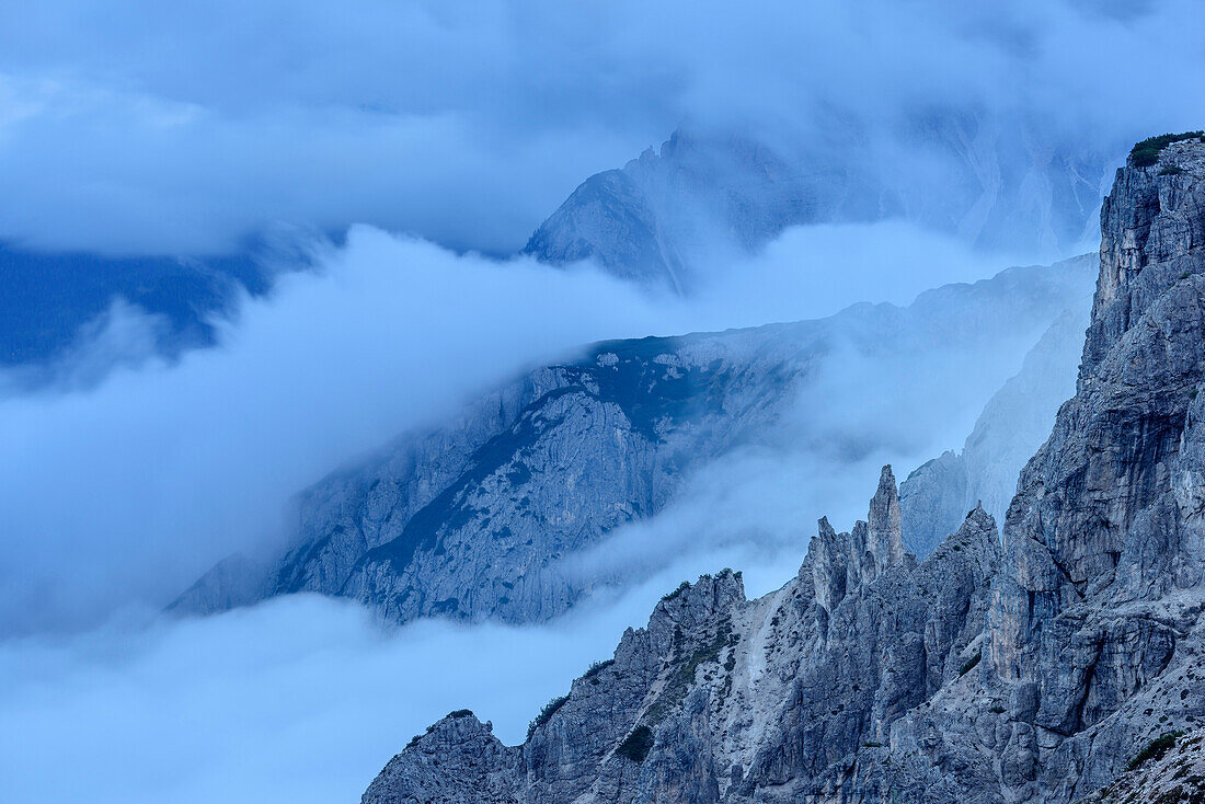 Wolkenstimmung über Valle Auronzo di Cadore, Dolomiten, UNESCO Weltnaturerbe Dolomiten, Südtirol, Italien